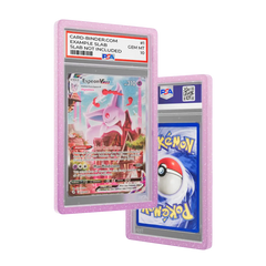 PSA Slab Guard - Mystique protégeant une carte Pokémon de type Psy avec un design d'étincelle radieuse.