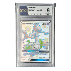 Pochettes PSA Slab Sleeves protégeant une carte à collectionner Mewtwo GX en parfait état de 2019.