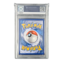 Pochettes PSA Slab protégeant une carte Pokémon à collectionner dans un boîtier scellé, avec un design de Poké Ball.