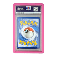 PSA Slab Bumper - Roze die een ingelijste Pokémon-kaart beschermt met een levendig ontwerp.
