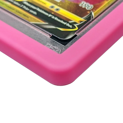 PSA Slab Bumper - Roze die een beschermde ruilkaart beschermt met een premium pasvorm en levendige kleur.