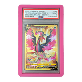 PSA Slab Bumper - Roze bescherming voor een gegradeerde Galarian Moltres V Pokémonkaart in een stijlvolle roze hoes.