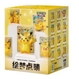 '30th Celebration'-Pikachu-figuur in een blind box, met Pikachu en verzamelbare ruilkaarten voor Pokémon-fans.