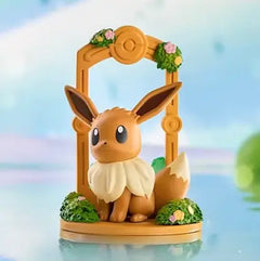 alt
Eevee-Figur in einer szenischen Darstellung aus der Pokémon Eevee Blind Box, perfekt für Fans des niedlichen Pokémon.