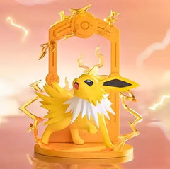 Lebensgroße Jolteon-Figur, umgeben von elektrischen Funken, vorgestellt in der Eevee Card Stand Blind Box Kollektion.