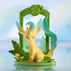 "Pokémon Eevee Blind Box mit einer Leafeon-Figur, umgeben von Grün und Blumen, perfekt für Sammler und Fans."