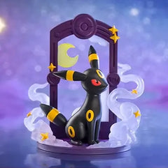 "Pokémon Eevee Kartenständer mit Umbreon, mit einem verspielten lila Rahmen und sternenklarem Hintergrund in einem Blindbox-Geschenkset."