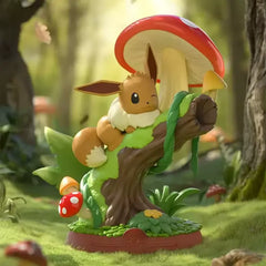 Relax & Profitez de la boîte surprise Evee mettant en scène Evee se reposant sur un arbre avec des champignons dans un décor de forêt sereine.