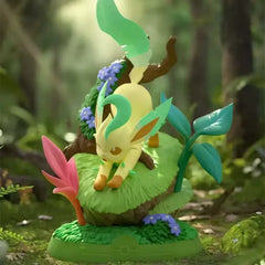 Détendez-vous et profitez de la boîte surprise Evee mettant en vedette une figurine d'inspiration naturelle de Phyllali parmi un feuillage éclatant.
