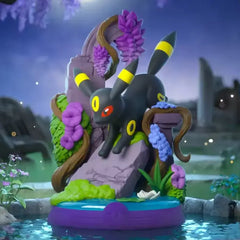 Relaxez-vous et profitez de la boîte surprise Evee mettant en scène Noctali dans un diorama serein avec des fleurs et de l'eau.