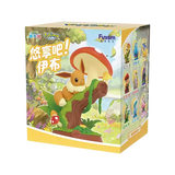 Relax & Profitez de la boîte surprise Evee mettant en vedette Eevee sur un arbre avec un champignon dans un décor naturel vibrant.