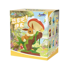 Relax & Profitez de la boîte surprise Evee mettant en vedette Eevee sur un arbre avec un champignon dans un décor naturel vibrant.