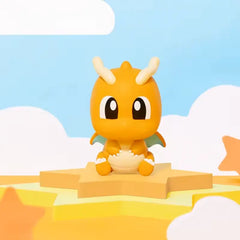"FUNISM Mini Figur 3.0 Blind Box - Dragonir Pokémon-Figur auf einem Sternensockel vor farbenfrohem Hintergrund."