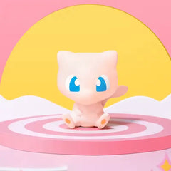 "FUNISM Mini Figur 3.0 Blind Box mit einer niedlichen rosa Pokémon-Figur mit blauen Augen vor einem pastellfarbenen Hintergrund."