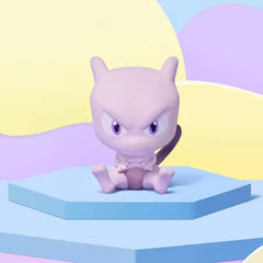 "FUNISM Mini Figur 3.0 Blind Box mit einer niedlichen Mewtu-Figur auf einem bunten Hintergrund."