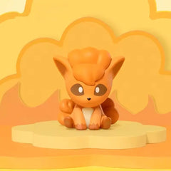 Eine niedliche orangefarbene Pokémon-Figur aus dem FUNISM Mini Figure 3.0 Blind Box Set auf einem pastellfarbenen Hintergrund.