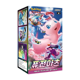 Fusion Arts Korean Booster Box mit Mew und verschiedenen Pokémon-Illustrationen, veröffentlicht im Dezember 2021.