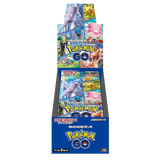 "Boîte d'exposition japonaise Pokémon Go avec plusieurs boosters du set japonais Pokémon Go."