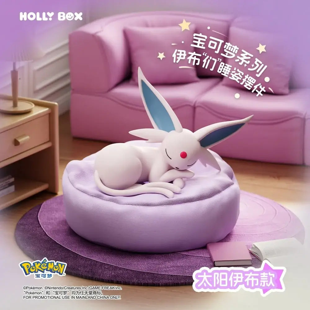 Boîte surprise Eeveelution endormie mettant en vedette une adorable figurine Sylveon endormie sur un coussin assorti.