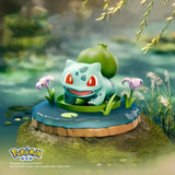 "Pokémon Nature Figure met Bulbasaur in een serene vijver met bloemen."