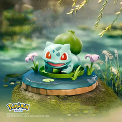 "Pokémon Nature Figure met Bulbasaur in een serene vijver met bloemen."