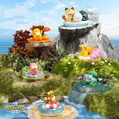 Pokémon Nature Figure display met Pikachu, Meowth, Eevee, Bulbasaur, Psyduck en Slowpoke op een schilderachtig landschap.