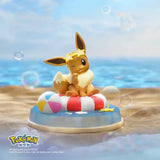 Eevee genießt den Sommer auf einer Luftmatratze im Meer, Teil der Pokémon Nature Figure Kollektion.
