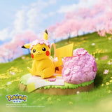 Pikachu Pokémon Natuurlijk Figuur omringd door kersenbloesems, met een schattig en levendig ontwerp.