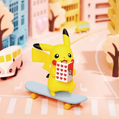"Pikachu-Figur beim Eiskunstlauf auf einem Skateboard, die ein Buch mit Herzen in einer bunten Szene hält."