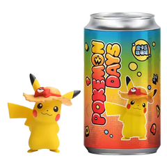 Pikachu-Strohhut-Figur neben einer bunten Pokémon-Days-Dose, perfekt für Pokémon-Fans.
