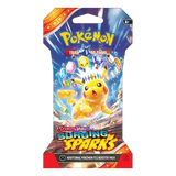 Booster Pack Surging Sparks à manches avec le Pokémon SV08, graphismes colorés et design vibrant pour les collectionneurs.