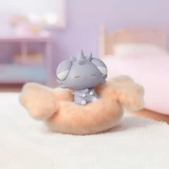 Pokémon: Poképeace Nickerchen-Figuren Blind Box (Holly Box) mit einem schlafenden Pokémon in einem gemütlichen Körbchen.