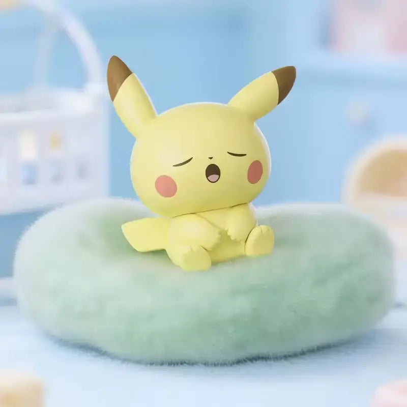 Pokémon: Poképeace Nickerchen-Figuren Blind Box (Holly Box) mit einer schlafenden Pikachu-Figur auf einem flauschigen Kissen.