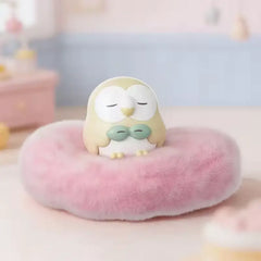 Pokémon: Poképeace Nickerchen-Figuren Blind Box (Holly Box) mit einer schlafenden Eulenfigur auf einem flauschigen Kissen.