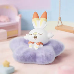 Pokémon: Poképeace Nickerchen-Figuren Blind Box (Holly Box) mit einer schlafenden Hasenfigur auf einem flauschigen lila Kissen.
