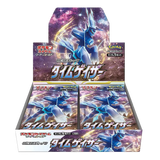 Time Gazer Booster Box mit einer Sammlung von Pokémon-TCG-Boosterpacks in einem lebendigen kosmischen Design.