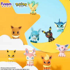 Boîte surprise de mini-figurines Eeveelution présentant des figurines Pokémon aléatoires d'évolutions d'Evoli dans un présentoir coloré.