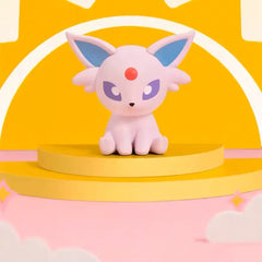 Boîte surprise mini figurine Eeveelution avec une adorable figurine d'évolution Eevee rose sur une plateforme colorée.