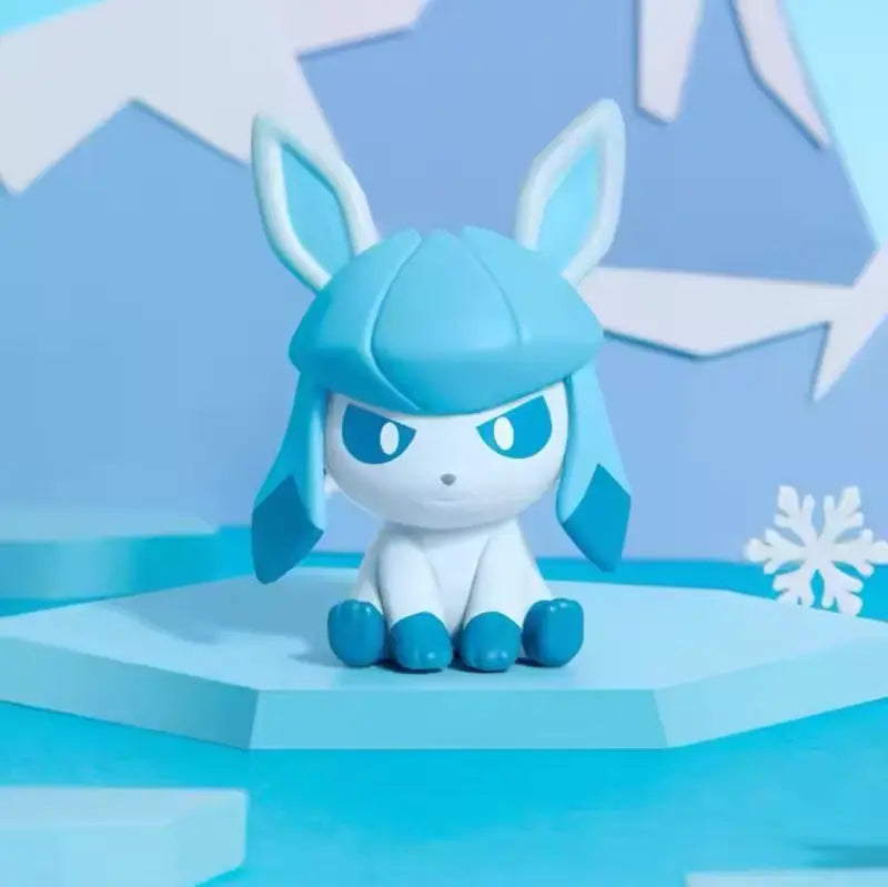 Figurine du personnage Evoli de la boîte mystère mini-figurines Évolutions, posée sur un présentoir sur le thème de la glace.