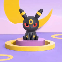 "Boîte surprise mini figurine Eeveelution avec une figurine Umbreon détaillée sur un présentoir coloré."