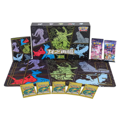 Return of the Dragon giftbox met Rayquaza, speelmat, map en Pokémon TCG boosterpakketten.
