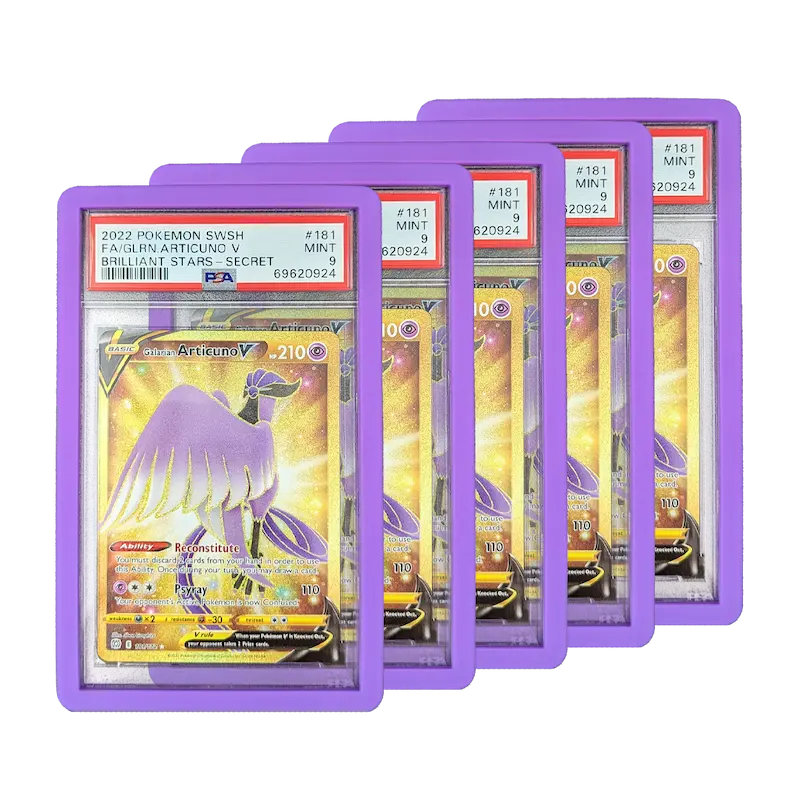 PSA Slab Bumper - Violet protégeant plusieurs cartes Pokémon classées avec un design élégant et une qualité premium.