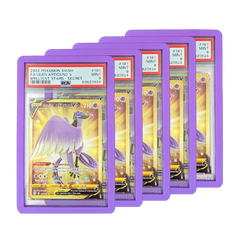 PSA Slab Bumper - Violet protégeant plusieurs cartes Pokémon classées avec un design élégant et une qualité premium.