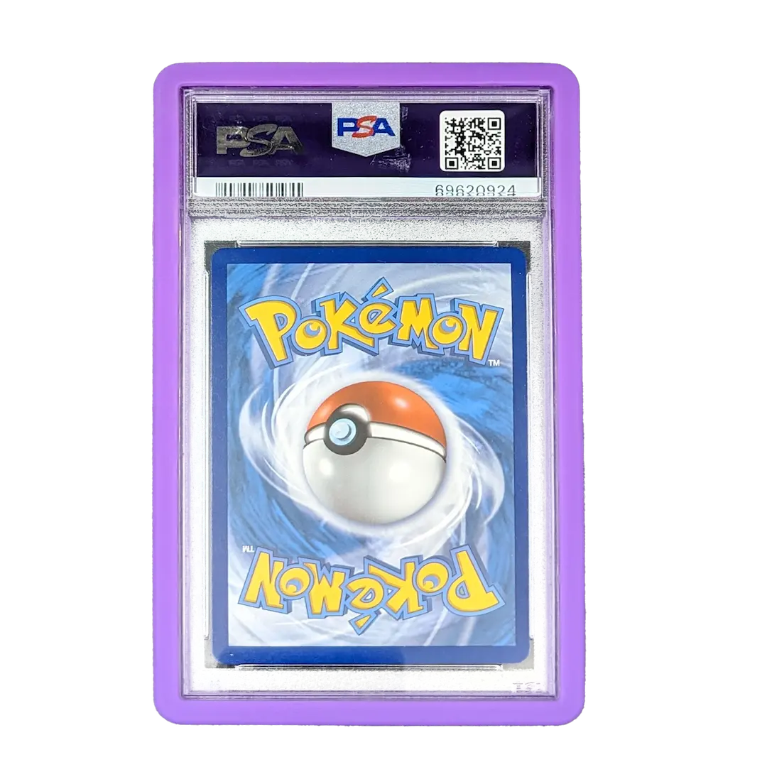 PSA Slab Bumper - Violet protégeant une carte Pokémon classée avec une bordure violette vibrante.