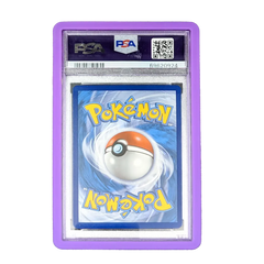 PSA Slab Bumper - Violet protégeant une carte Pokémon classée avec une bordure violette vibrante.