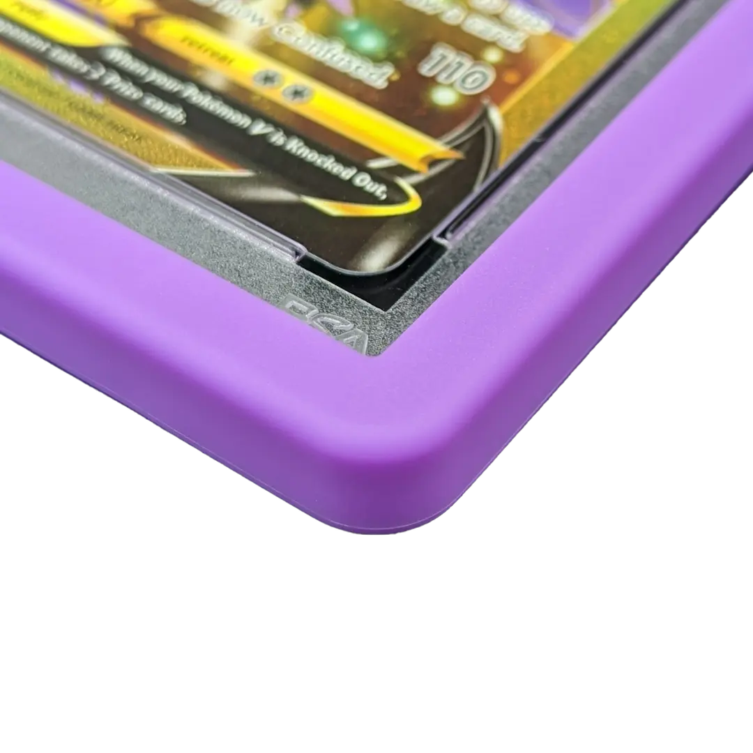 PSA Slab Bumper - Violet protégeant une pochette de carte à collectionner classée avec un ajustement en silicone premium.