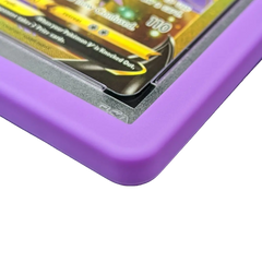 PSA Slab Bumper - Violet protégeant une pochette de carte à collectionner classée avec un ajustement en silicone premium.