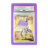 Pare-chocs PSA Slab Bumper - Violet protégeant une carte classée de Galarian Articuno V