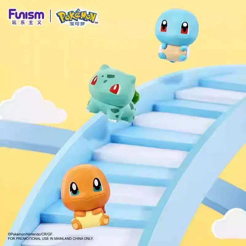 Boîte surprise de mini-figurines Pokémon avec Carapuce, Bulbizarre et Salamèche sur un toboggan coloré.