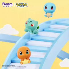 Boîte surprise de mini-figurines Pokémon avec Carapuce, Bulbizarre et Salamèche sur un toboggan coloré.